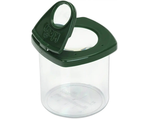 Gobelet loupe en plastique avec couvercle vert, deux lentilles grossissantes et échelle de mesure intégrée au fond du récipient transparent.