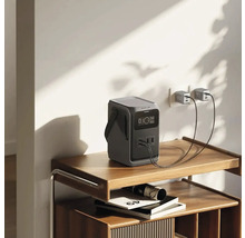 Station de charge portable sur une étagère, branchée sur une prise murale avec deux câbles USB.