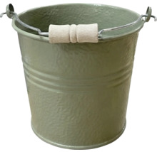 Seau en métal avec poignée en bois et surface structurée, vert olive.