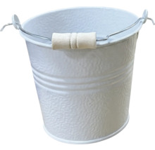 Seau en métal blanc avec poignée en bois et surface texturée.