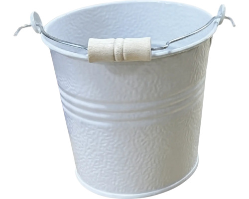 Seau en métal blanc avec poignée en bois et surface texturée.