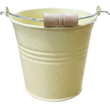 Seau en métal jaune avec surface texturée et poignée en bois.