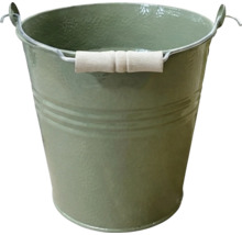 Seau en métal vert avec poignée en bois.