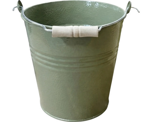 Seau en métal vert avec poignée en bois.