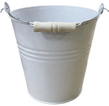 Seau en métal blanc avec poignée en bois et rainures horizontales.