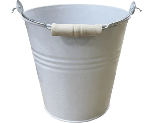 Seau en métal blanc avec poignée en bois et rainures horizontales.