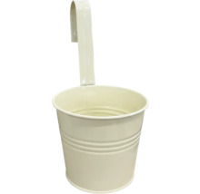 Pot de fleurs à suspendre en métal blanc crème avec crochet intégré et rainures horizontales.