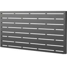 Lochwand aus Metall mit horizontalen Schlitzen für Werkzeugaufbewahrung.