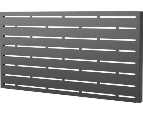 Lochwand aus Metall mit horizontalen Schlitzen für Werkzeugaufbewahrung.