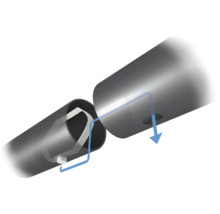 Rohrverbindung mit Federknopf-Verschlussmechanismus und Pfeil zur Veranschaulichung der Montage.