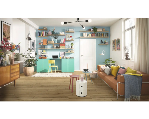 Hellt, modern ageriichtent Wunnzëmmer mat Laminatbuedem an Holzoptik, mintgrénge Schreifdësch, Wandregaler a brongem Sofa.