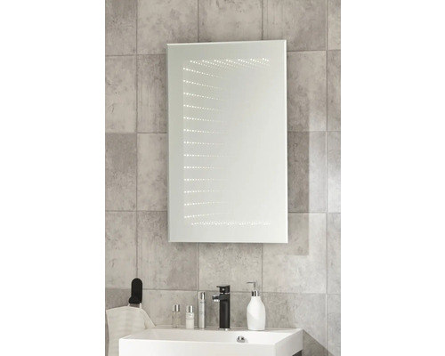 Miroir de salle de bain rectangulaire avec éclairage LED et effet d'infini au-dessus d'un lavabo blanc sur carrelage gris.