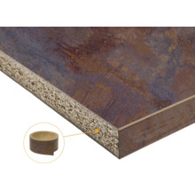 Bande de chant aspect rouille pour recouvrir les chants de panneaux de particules, assortie à un plan de travail avec une surface structurée.