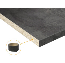 Plan de travail de cuisine aspect pierre avec âme en aggloméré et bande de chant assortie pour la finition des bords.