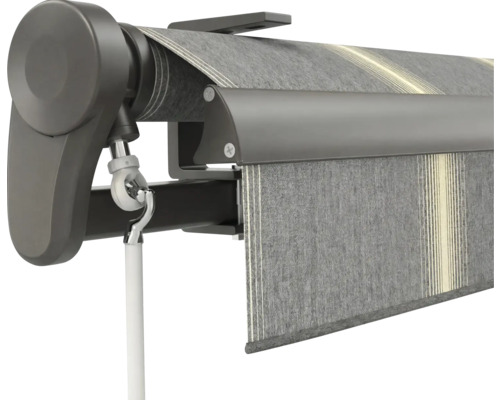 Gelenkarmmarkise mit grau gestreiftem Stoff, anthrazitfarbenem Gestell und Kurbelöse für manuellen Betrieb.