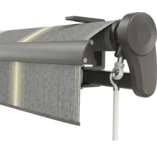 Vue détaillée d'un store à cassette avec toile rayée grise, boîtier anthracite et manivelle manuelle.