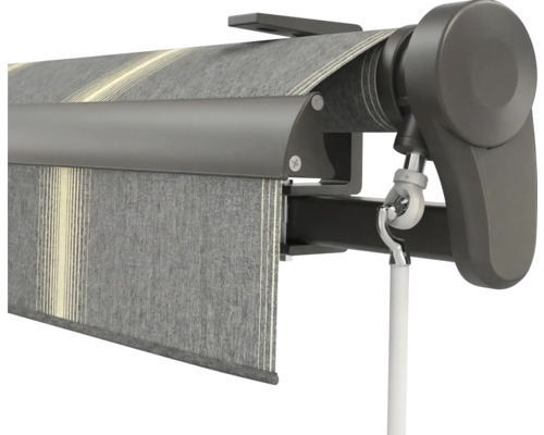 Vue détaillée d'un store à cassette avec toile rayée grise, boîtier anthracite et manivelle manuelle.