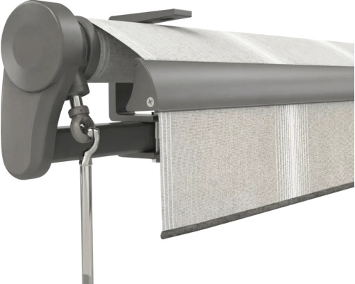 Nahaufnahme einer Kassettenmarkise mit Wandhalterung, Kurbelmechanismus und hellgrauem Stoff.