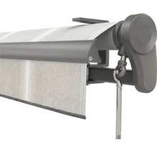 Nahaufnahme einer Gelenkarmmarkise mit grauem Gehäuse, gestreiftem Stoff und Kurbelantrieb für den Sonnenschutz.