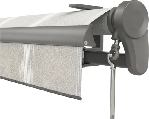 Nahaufnahme einer Gelenkarmmarkise mit grauem Gehäuse, gestreiftem Stoff und Kurbelantrieb für den Sonnenschutz.