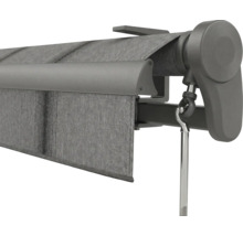 Gelenkarmmarkise mat groem Stoff an Kurbelöse fir déi manuell Bedienung.