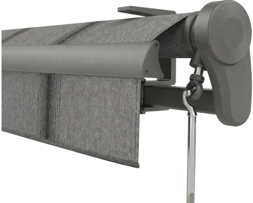 Gelenkarmmarkise mat groem Stoff an Kurbelöse fir déi manuell Bedienung.