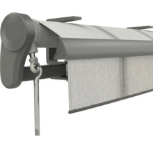 Vue rapprochée d'un store à bras articulés avec commande manuelle par manivelle et toile de store grise.