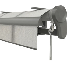 Gelenkarmmarkise mit grauem Stoff und Kurbelantrieb.