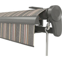 Gestreifte Gelenkarmmarkise mit Handkurbel und stabiler Halterung aus Metall.