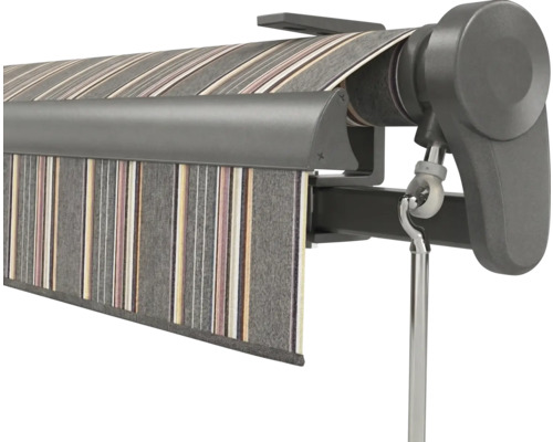 Gestreifte Gelenkarmmarkise mit Handkurbel und stabiler Halterung aus Metall.