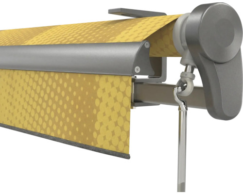 Vue détaillée d'un store à bras articulés avec toile jaune à motifs, caisson métallique gris et œillet pour manivelle.