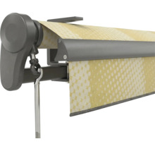 Detailansicht einer manuellen Markisenmechanik mit gemustertem Stoff und Anschluss für eine Kurbelstange.