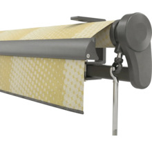 Markise mit Handkurbel, gemustertem Stoff und grauem Gehäuse.