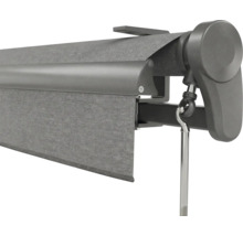 Nahaufnahme vun enger Senkrechtmarkis mat Kuerbelundriff, groe Stoff, Halterung a Mechanik aus Metall.