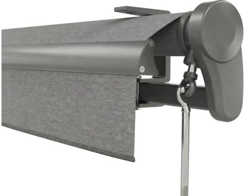 Nahaufnahme vun enger Senkrechtmarkis mat Kuerbelundriff, groe Stoff, Halterung a Mechanik aus Metall.