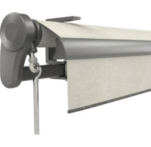 Detailansicht einer Markise mit Kurbelantrieb, hellgrauem Markisentuch und robustem Metallgestell.