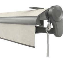 Detailansicht einer Markise mit grauem Gehäuse, beigem Stoff und einer silbernen Kurbelstange.