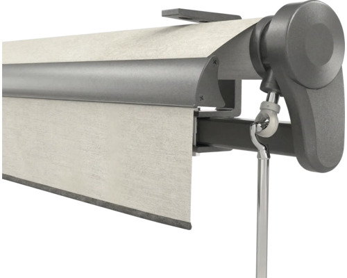 Detailansicht einer Markise mit grauem Gehäuse, beigem Stoff und einer silbernen Kurbelstange.