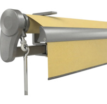 Detailansicht einer Markise mit Kurbelöse, Wandhalterung und gelbem Stoff.
