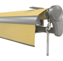 Detail einer Markise mit Metallgehäuse, Markisenstoff und Öse für die Kurbel.