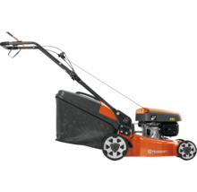 Tondeuse à gazon thermique Husqvarna avec carter orange, bac de ramassage noir et guidon réglable en vue latérale.