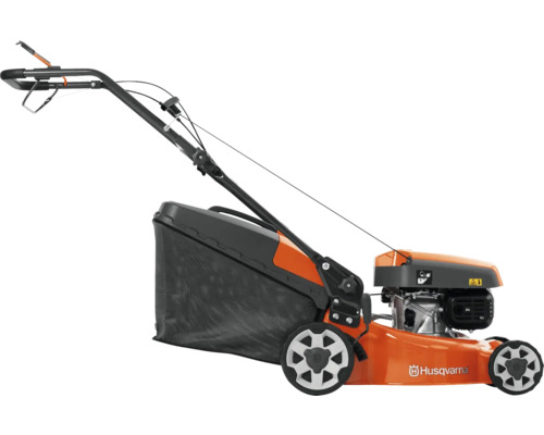 Tondeuse à gazon thermique Husqvarna avec carter orange, bac de ramassage noir et guidon réglable en vue latérale.