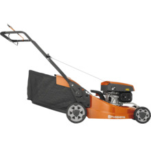 Tondeuse à gazon thermique orange Husqvarna avec bac de ramassage noir et guidon réglable, vue latérale.