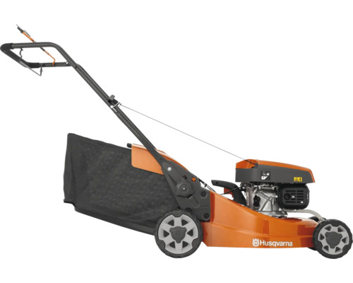 Tondeuse à gazon thermique orange Husqvarna avec bac de ramassage noir et guidon réglable, vue latérale.