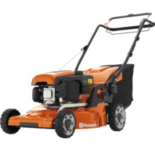 Tondeuse à gazon thermique Husqvarna orange avec sac de ramassage noir et grandes roues arrière.