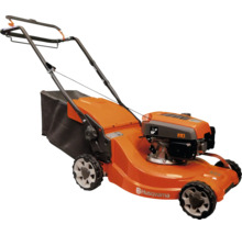 Tondeuse à gazon thermique Husqvarna avec châssis orange, bac de ramassage noir et guidon réglable.