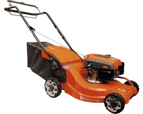 Tondeuse à gazon thermique Husqvarna avec châssis orange, bac de ramassage noir et guidon réglable.