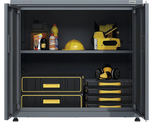 Armoire métallique grise Weka ouverte avec deux étagères, équipée d'outils, d'un casque, d'un masque respiratoire et de coffres à outils.
