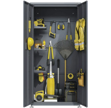 Armoire à outils en métal ouverte avec outils de jardin, souffleur de feuilles, râteau, gilet de sécurité et casque. Logo Woka en haut à droite.