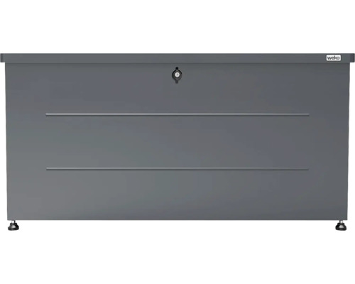 Weka Gartenbox aus Metall in Anthrazit mit Zylinderschloss und zwei horizontalen Zierstreifen auf Standfüßen.